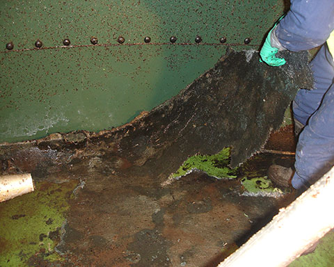 1034-Removal-of-the-failed-fibreglass-lining-from-the-floor-of-the-Effluent-Tank